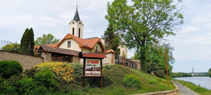 Pohled od cyklostezky